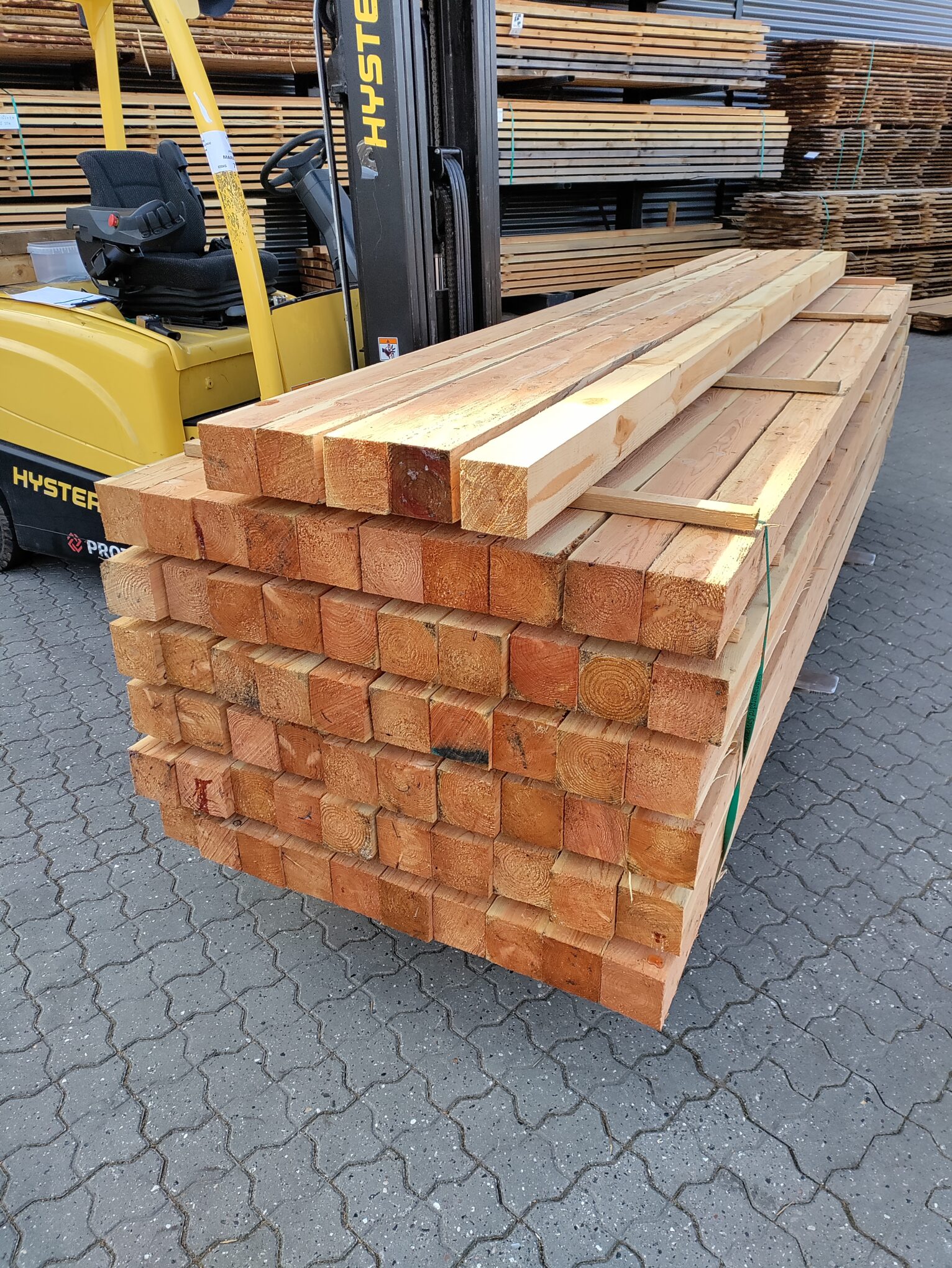 Lærketræ 1 - Lærketræ i dimensionen 100x100 mm er velegnet til forskellige udendørs konstruktionsprojekter som stolper, støttebjælker og lignende. Dets naturlige modstandsdygtighed og robusthed gør det til en pålidelig løsning til strukturelle formål, mens dens jævne overflade og nemme håndtering gør det praktisk at arbejde med. - Himmerlands Handel Lærketræ