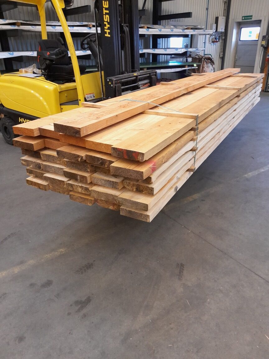 Lærketræ 1 - Lærketræ(50x175 mm) er en alsidig og holdbar løsning til en bred vifte af byggeprojekter. Med dens generøse dimensioner på 50x175 mm tilbyder dette lærketræ solid styrke og stabilitet, hvilket gør det velegnet til konstruktion af terrasser, plankeværk, carporte og meget mere. Den naturlige holdbarhed og modstandsdygtighed over for vejrforhold gør lærketræet ideelt til udendørs anvendelser, hvor det kan modstå fugt, råd og skadedyr i mange år fremover. Med Lærketræ(50x175 mm) kan du skabe smukke og robuste bygningsværker, der holder i lang tid med minimal vedligeholdelse. - Himmerlands Handel Lærketræ