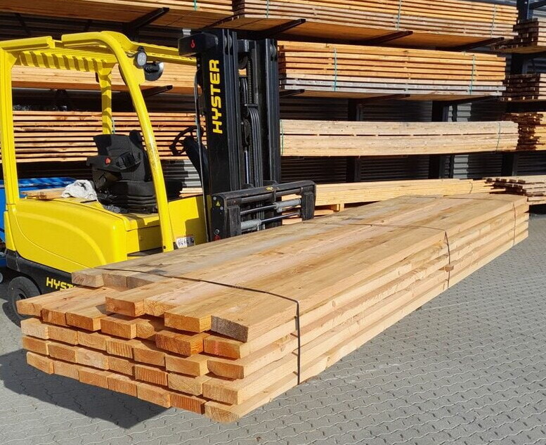Lærketræ 1 - Lærketræ i dimensionerne 50x125 mm er ideelt til udendørs konstruktioner på grund af sin holdbarhed og æstetiske appel. Velegnet til terrasser, hegn og andre haveprojekter, tilbyder dette træmateriale pålidelighed og en naturlig skønhed, der passer perfekt til udendørs miljøer. - Himmerlands Handel Lærketræ(50x125 mm)