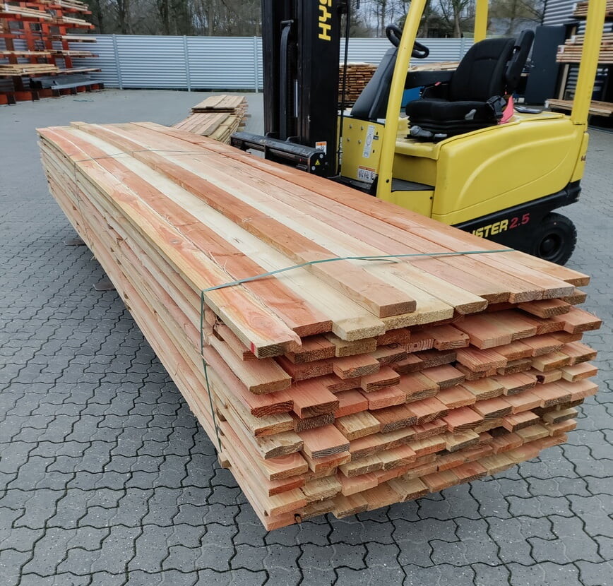 Lærketræ 1 - Lærketræ (32x100 mm) er ideelt til mindre udendørs konstruktioner som mindre terrasser, gangstier, hegn og lignende. Denne dimension giver en god balance mellem styrke og æstetik og sikrer en holdbar løsning til forskellige byggeprojekter. - Himmerlands Handel Lærketræ