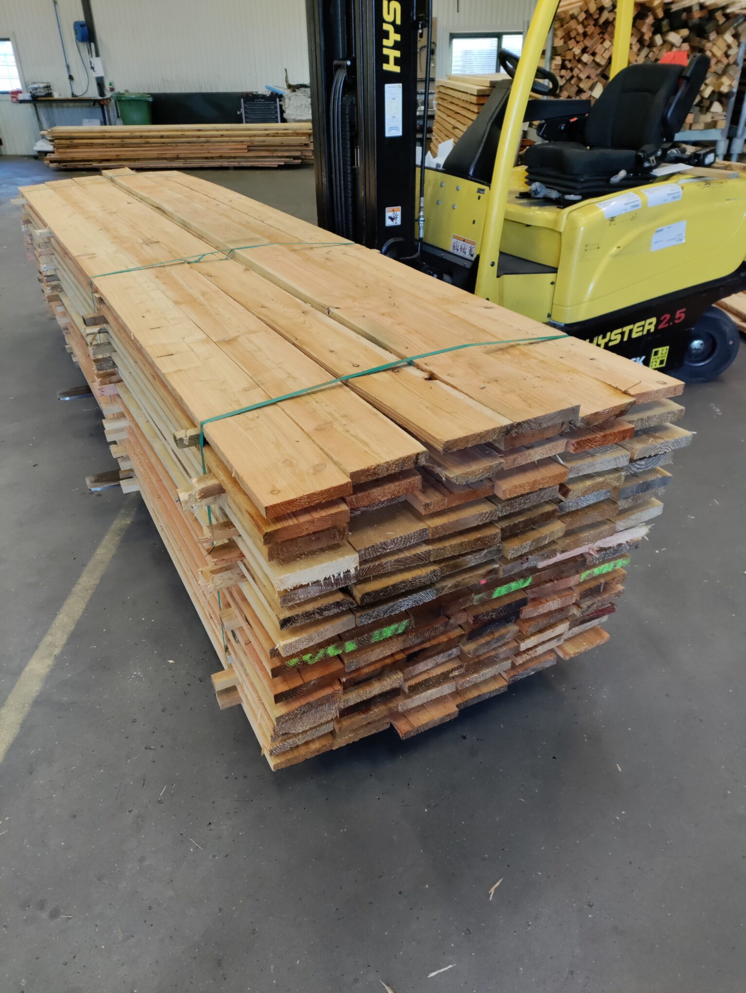 Lærketræ 1 - Lærketræ(25x150 mm) er ideelt til en række byggeprojekter, herunder terrasser, plankeværk, og beklædning af facader. Den robuste lærketræskonstruktion sikrer holdbarhed og modstandsdygtighed over for elementerne, hvilket gør det til et populært valg for udendørs anvendelse. Med dimensionerne 25x150 mm tilbyder dette lærketræ en god balance mellem styrke og æstetik, hvilket gør det velegnet til forskellige formål. Giv dit næste projekt et naturligt og tidløst udseende med Lærketræ(25x150 mm). - Himmerlands Handel Lærketræ