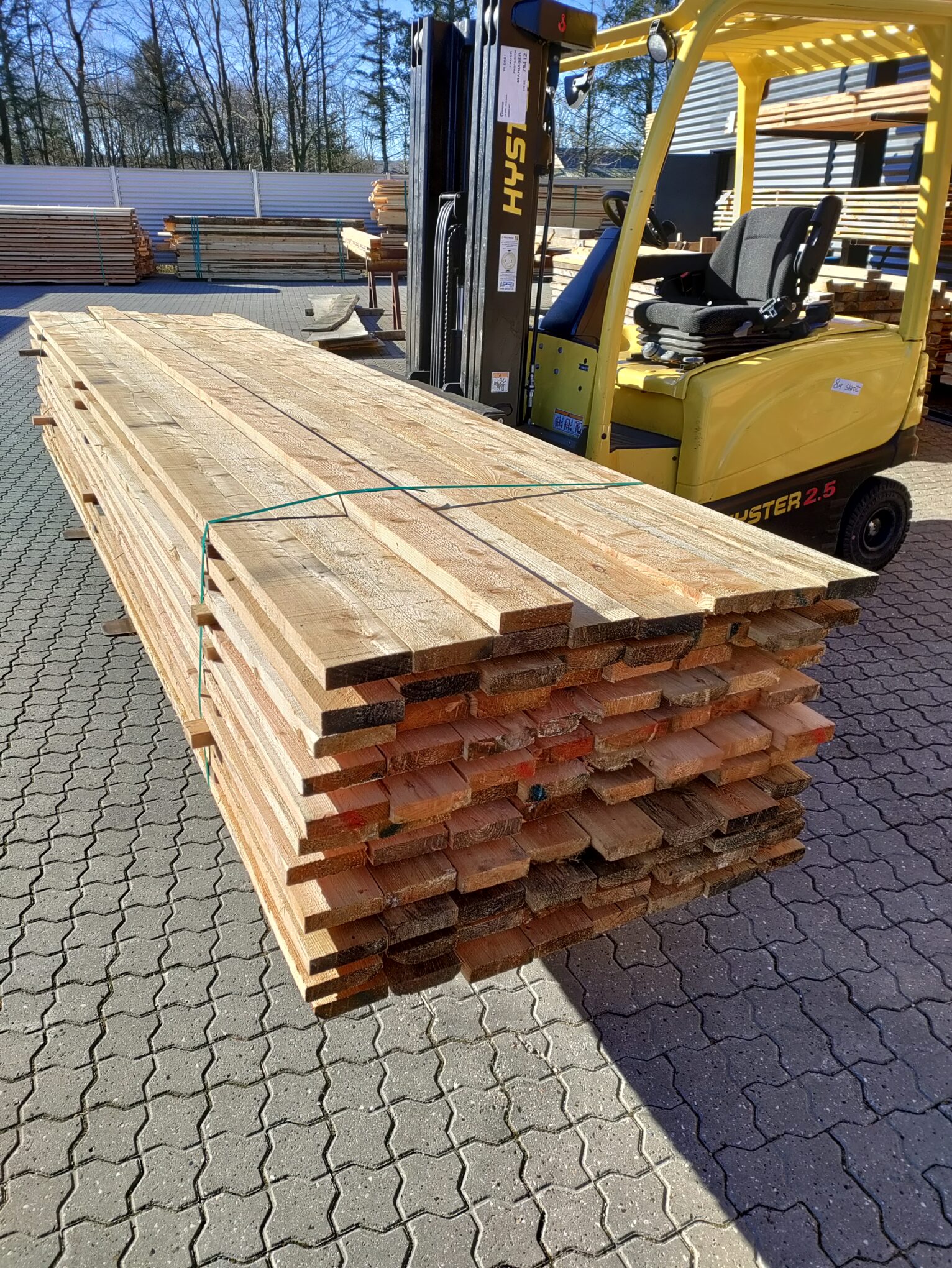 Lærketræ 1 - Lærketræ (32x125 mm) er velegnet til forskellige udendørs projekter, herunder mindre terrasser, gangstier, hegn og lignende. Denne dimension giver en god balance mellem styrke og æstetik og sikrer en holdbar løsning til forskellige byggeformål. - Himmerlands Handel Lærketræ