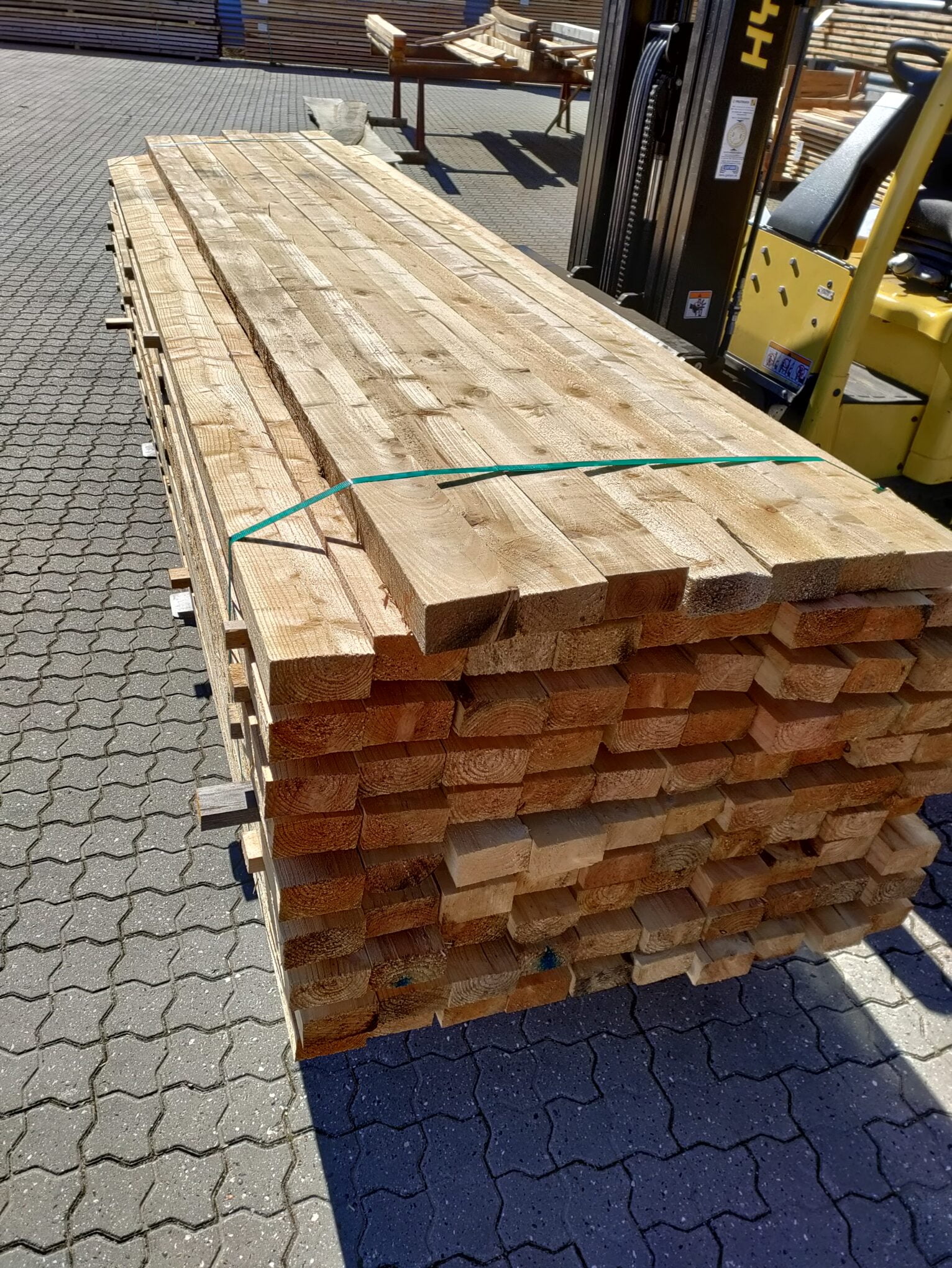 Lærketræ 1 - Lærketræ (50x100 mm) er velegnet til en række udendørs konstruktioner, herunder terrasser, hegn, højbede og andre haveprojekter. Det kan også anvendes i mindre byggeprojekter, hvor en solid trækonstruktion er påkrævet. - Himmerlands Handel Lærketræ