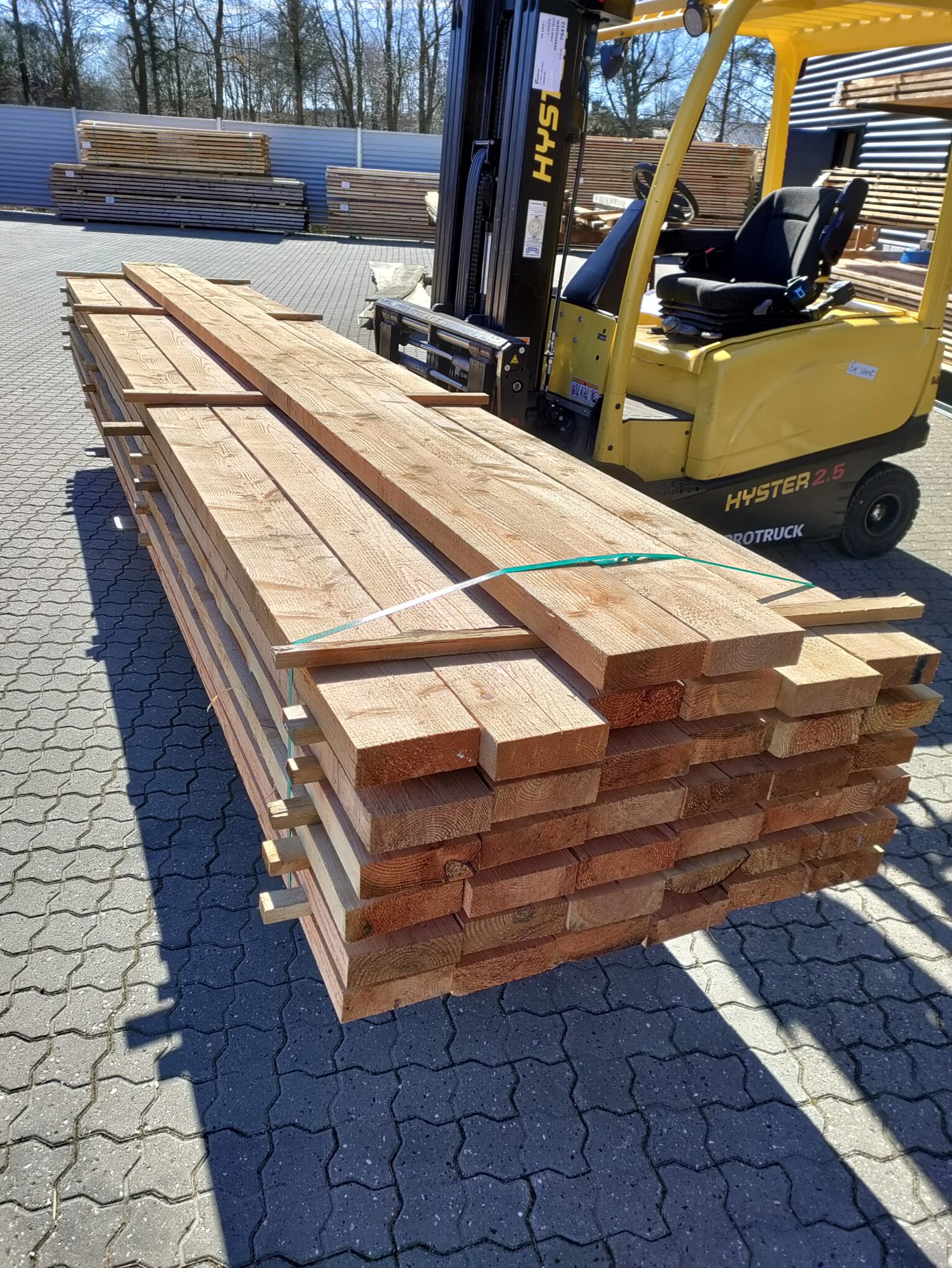 Lærketræ 1 - Lærketræ i dimensionerne 50x150 mm er en populær og holdbar trætype, velegnet til en række udendørs byggeprojekter. Med sin naturlige skønhed og styrke er det ideelt til terrassekonstruktion, havedesign, hegn, stakit og andre haveprojekter, der kræver en pålidelig og æstetisk tiltalende træløsning. - Himmerlands Handel Lærketræ