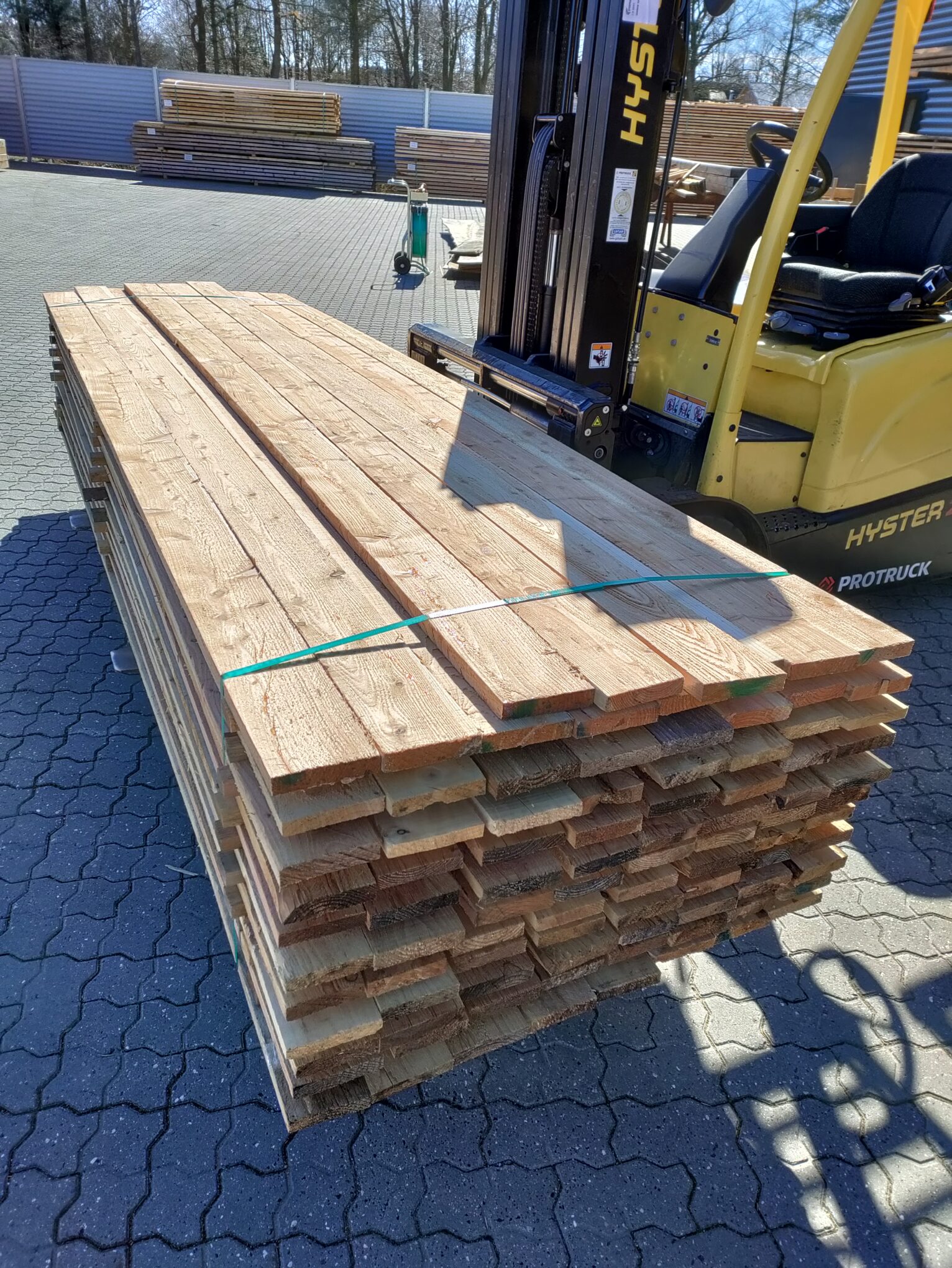 Lærketræ 1 - Lærketræ (25x125 mm) er velegnet til en række udendørs konstruktioner, herunder terrasser, gangstier, hegn, og mindre bygningsprojekter. Denne dimension giver en god balance mellem styrke og æstetik og sikrer en holdbar løsning til forskellige byggeprojekter. - Himmerlands Handel Lærketræ
