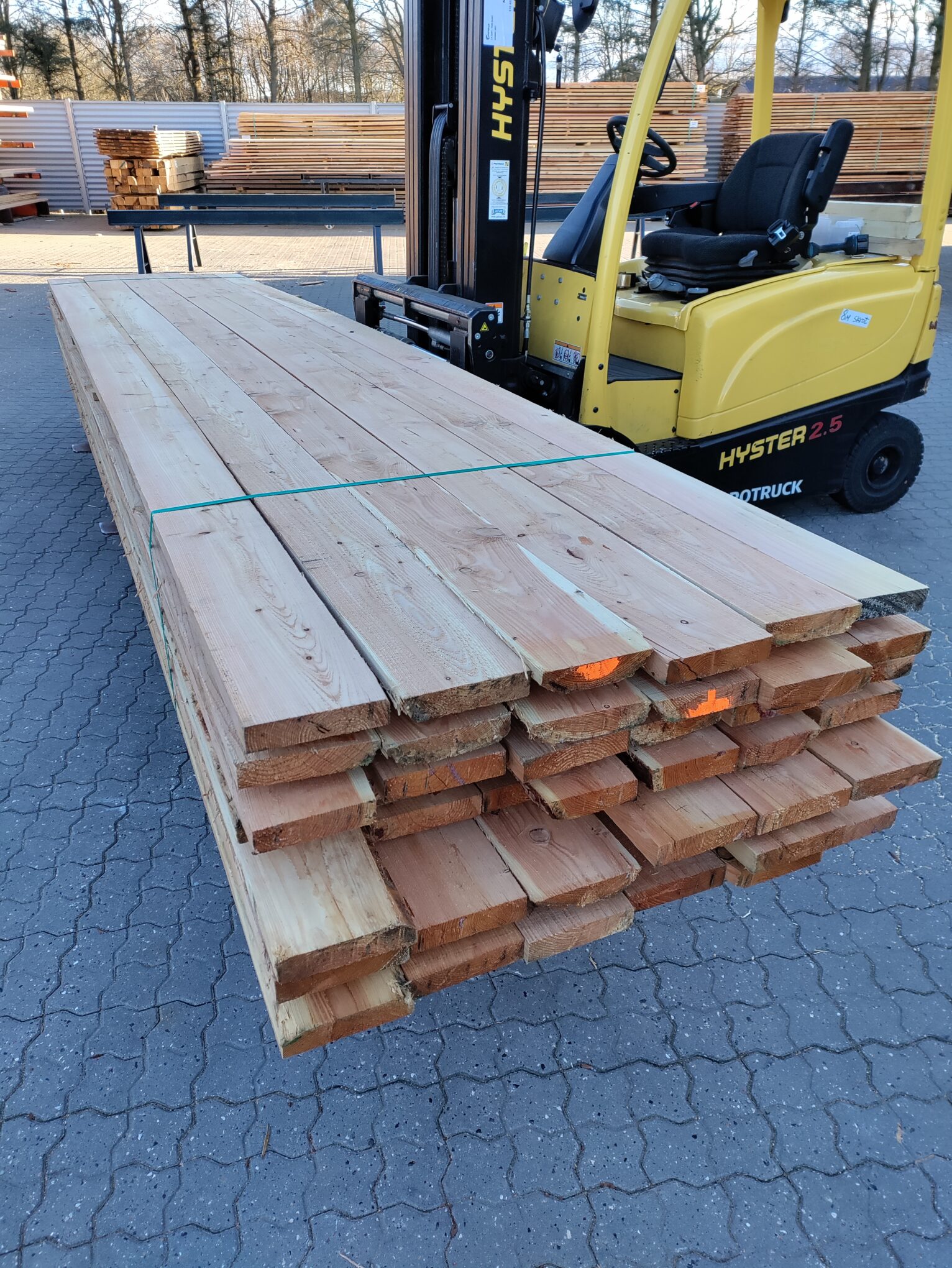 Lærketræ 1 - Lærketræ (38x175 mm) er velegnet til forskellige byggeprojekter, herunder mindre terrasser, plankeværk, hegn, samt til konstruktion af mindre udendørs møbler og lignende strukturer. Det er også egnet til indendørs brug, hvor en solid og holdbar trækonstruktion er ønsket. - Himmerlands Handel Lærketræ