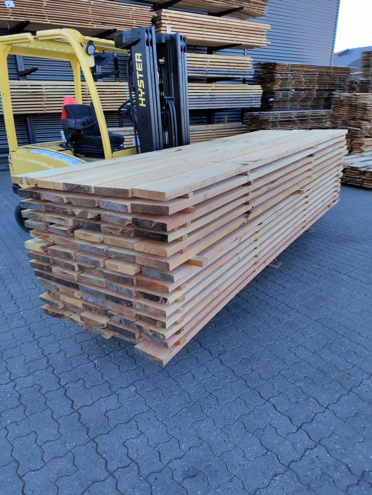 Lærketræ 1 - Lærketræ (38x200 mm) er ideelt til mindre konstruktioner og projekter, såsom mindre terrasser, plankeværk, pergolaer og lignende udendørs strukturer. Det kan også bruges til indendørs projekter, hvor en robust trækonstruktion er påkrævet. - Himmerlands Handel Lærketræ