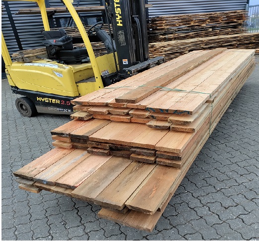 Lærketræ 1 - Opdag skønheden og holdbarheden ved vores lærketræ (25x175 mm)! Ideel til udendørs konstruktioner og indretningsprojekter, dette træ tilføjer rustik elegance til ethvert rum. Egnet til terrasser, plankeværk og møbler, vores lærketræ kombinerer funktionalitet med naturlig skønhed. - Himmerlands Handel Lærketræ