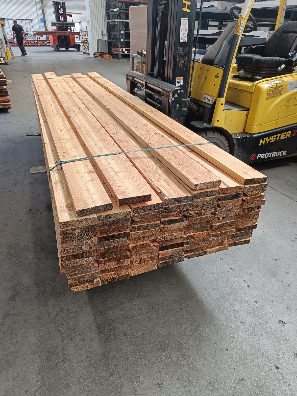 Høvlet Lærketræ 1 - Høvlet lærketræ 28x165 mm er perfekt til diverse byggeprojekter. Dette holdbare træ er velegnet til både indendørs og udendørs anvendelser og giver et smukt, naturligt udseende. - Himmerlands Handel høvlet-lærketræ-28x120