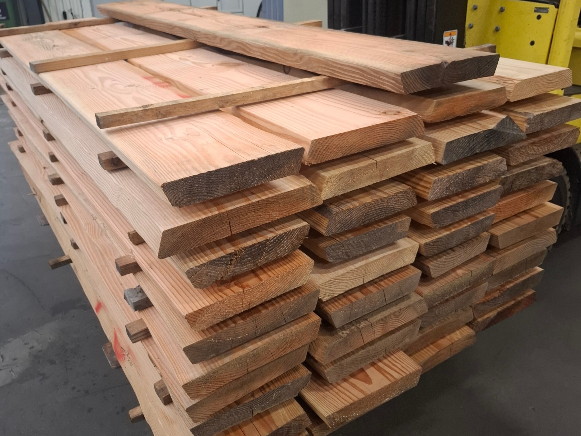 Pakke med 41 stk Høvlet Lærketræ, høvlet på 2 sider med pudsede kanter, kalmarplanker 50x200x350x1800 mm (Restparti) (Sælges kun som pakke) 1 - Himmerlands Handel Pakke med 41 stk Høvlet Lærketræ, høvlet på 2 sider med pudsede kanter, kalmarplanker 50x200x350x1800 mm (Restparti) (Sælges kun som pakke)